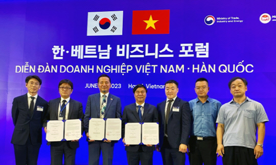 한-베트남 비즈니스 포럼 업무협약(MOU) 체결식 기념사진   [렉스젠 제공]